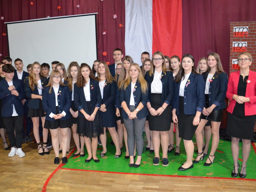 Ślubowanie klas pierwszych i wręczenie tytułu Przyjaciela Szkoły w I LO