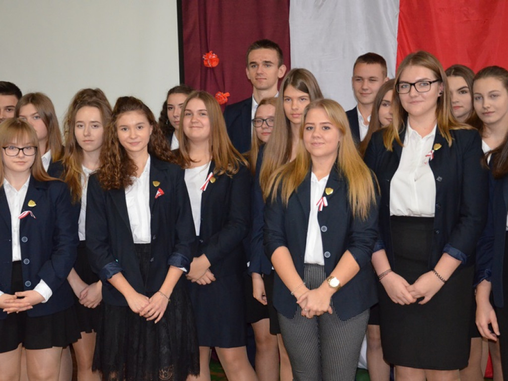 Ślubowanie klas pierwszych i wręczenie tytułu Przyjaciela Szkoły w I LO