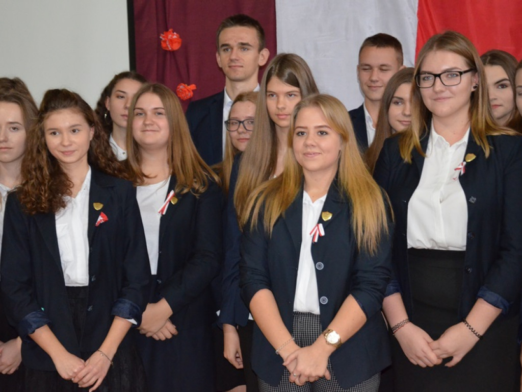 Ślubowanie klas pierwszych i wręczenie tytułu Przyjaciela Szkoły w I LO