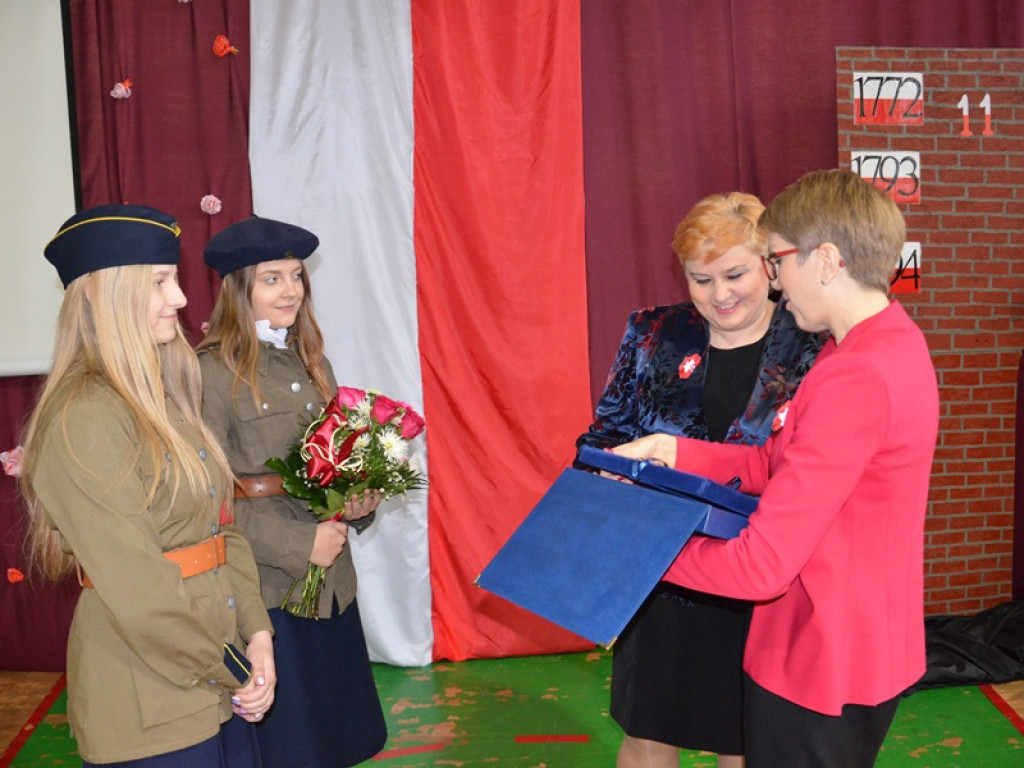 Ślubowanie klas pierwszych i wręczenie tytułu Przyjaciela Szkoły w I LO