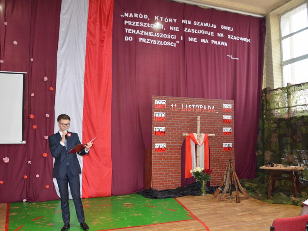 Ślubowanie klas pierwszych i wręczenie tytułu Przyjaciela Szkoły w I LO