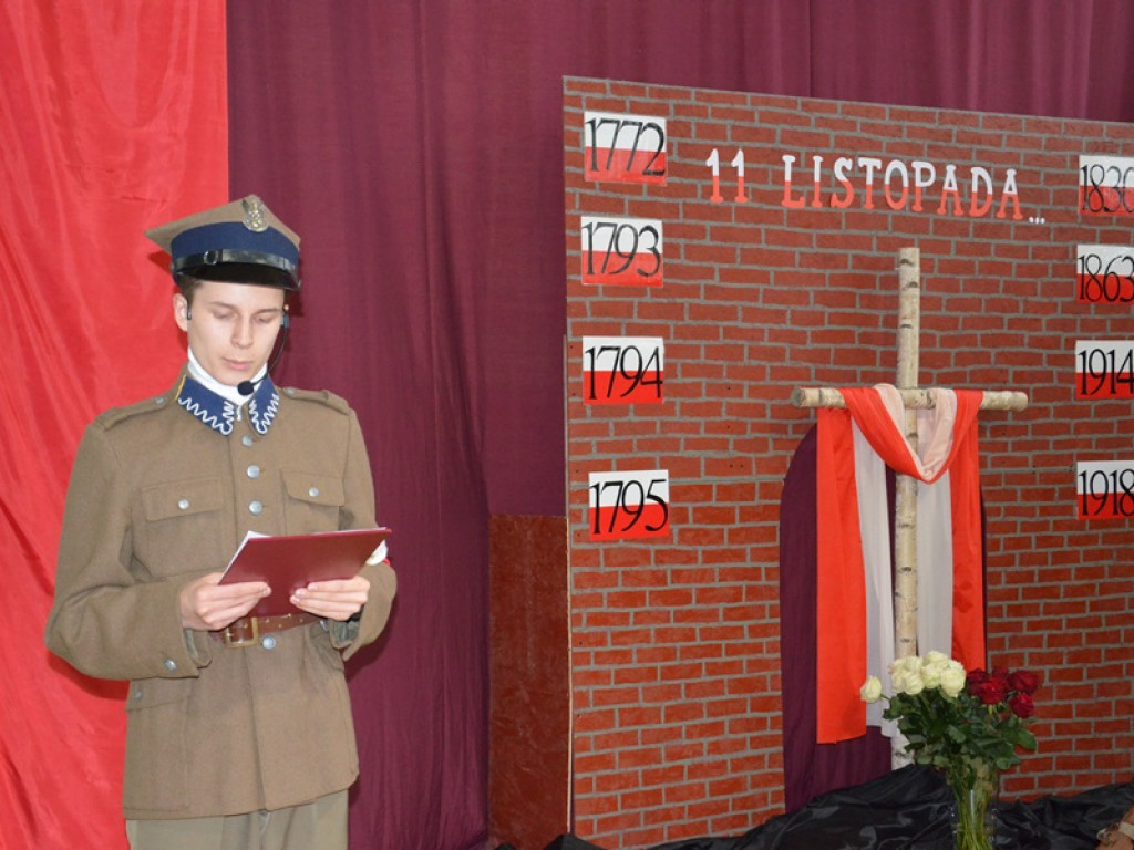 Ślubowanie klas pierwszych i wręczenie tytułu Przyjaciela Szkoły w I LO