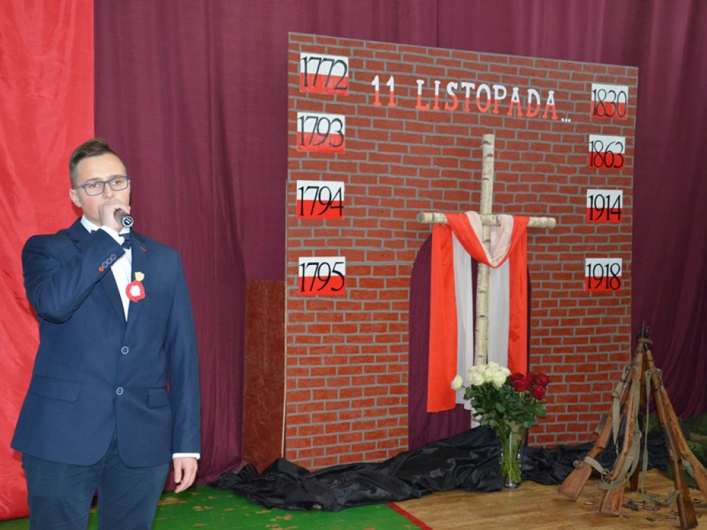 Ślubowanie klas pierwszych i wręczenie tytułu Przyjaciela Szkoły w I LO