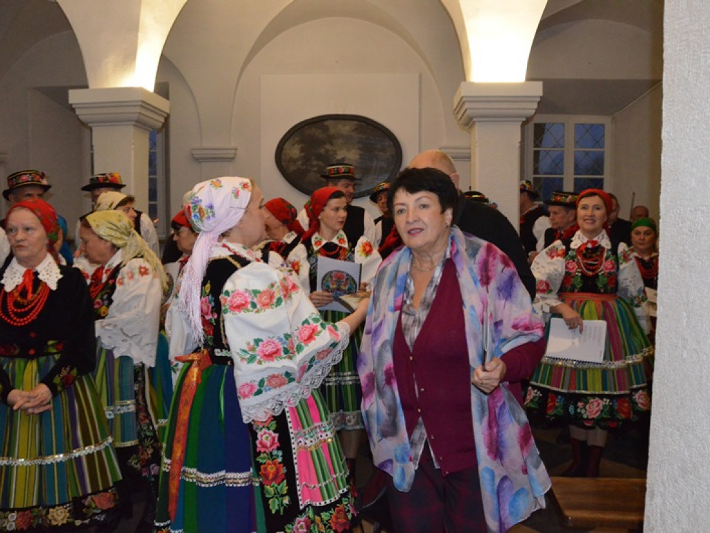 Ksinzoki zaśpiewały patriotycznie, po łowicku