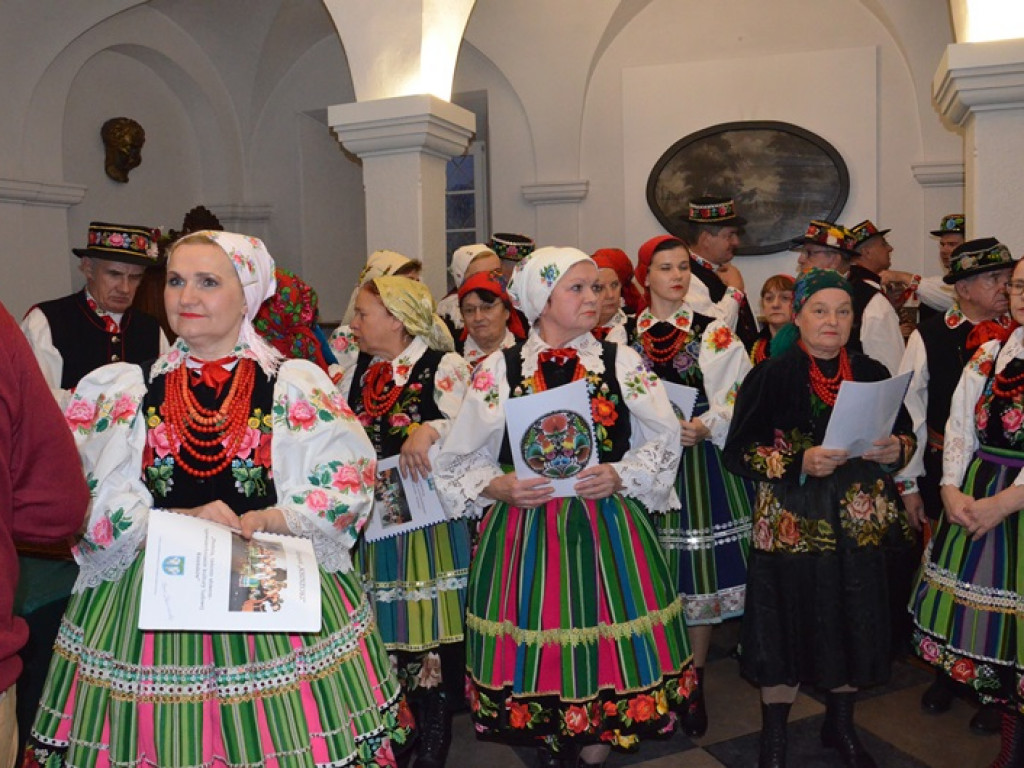 Ksinzoki zaśpiewały patriotycznie, po łowicku