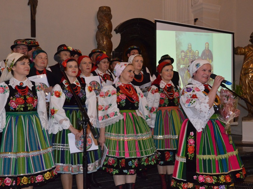 Ksinzoki zaśpiewały patriotycznie, po łowicku