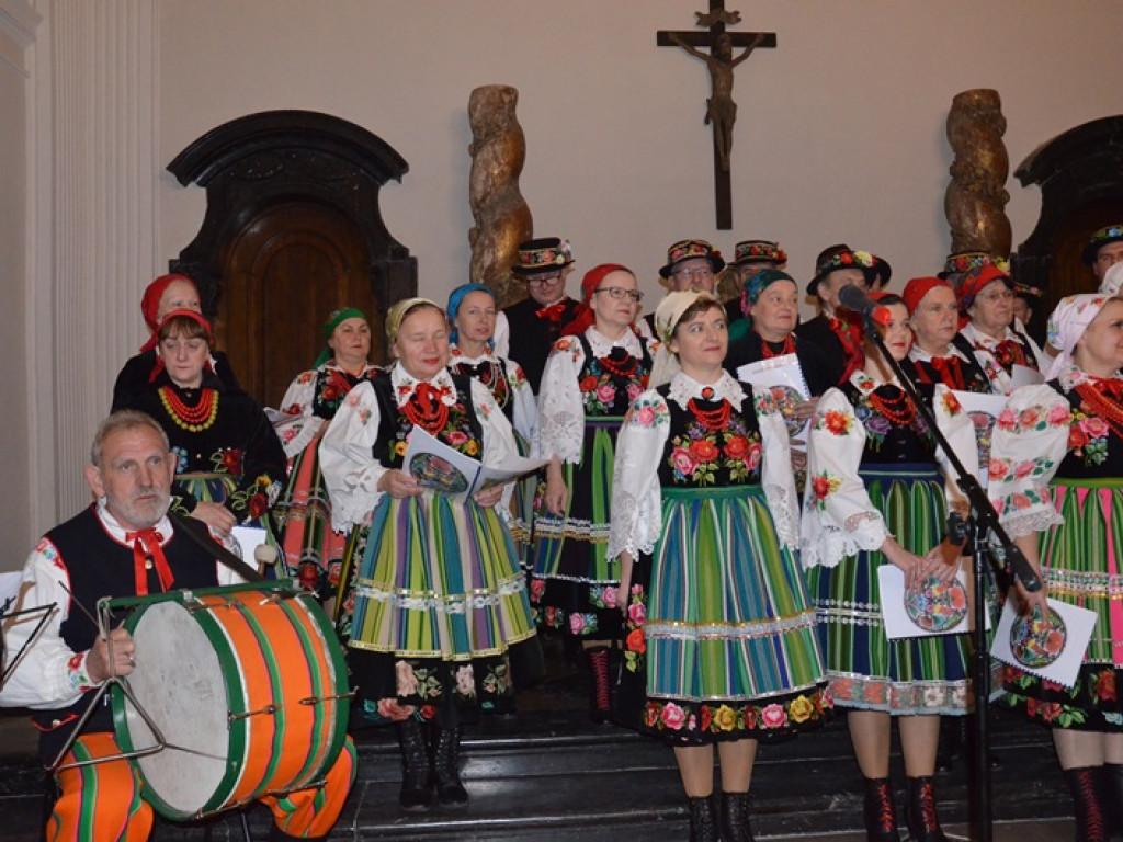 Ksinzoki zaśpiewały patriotycznie, po łowicku