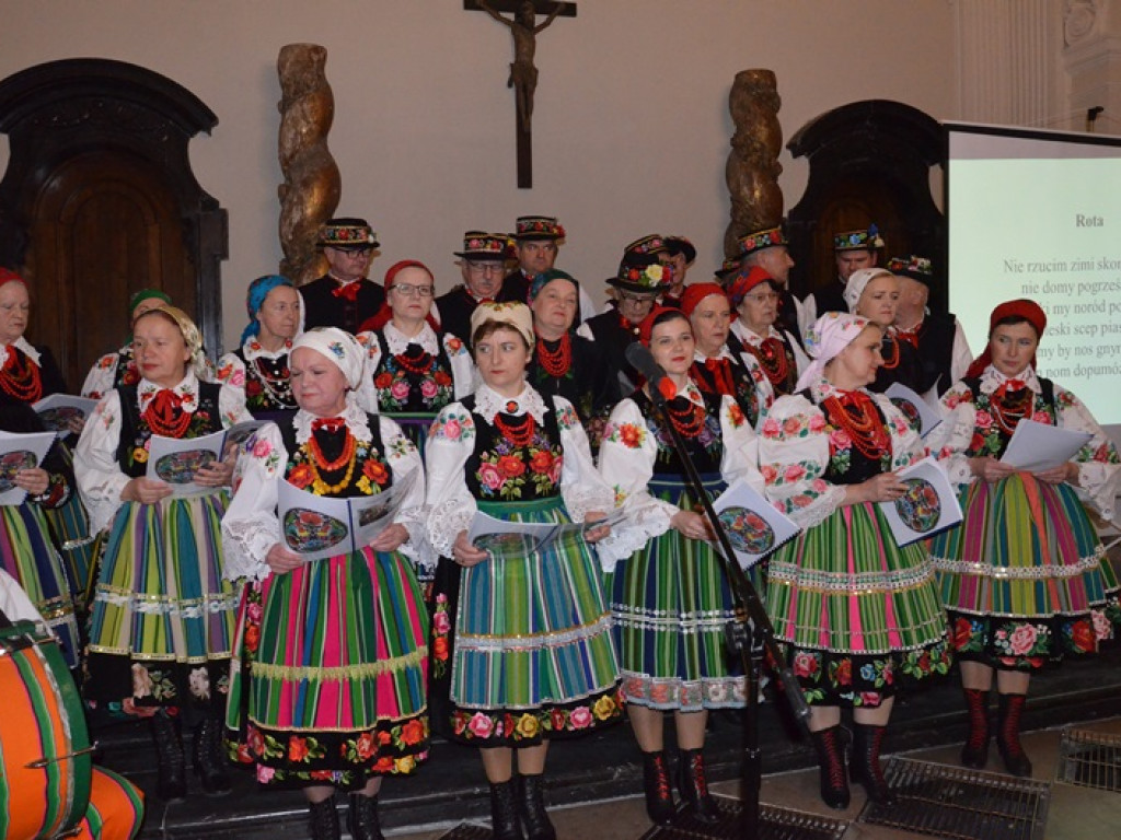 Ksinzoki zaśpiewały patriotycznie, po łowicku