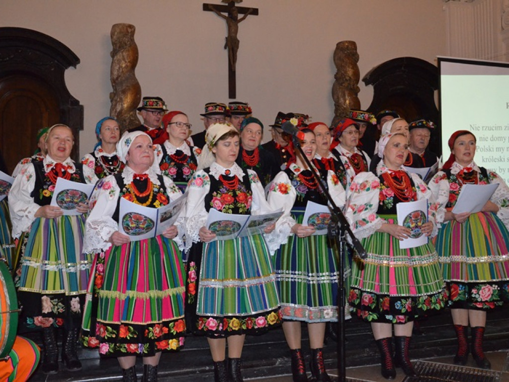 Ksinzoki zaśpiewały patriotycznie, po łowicku