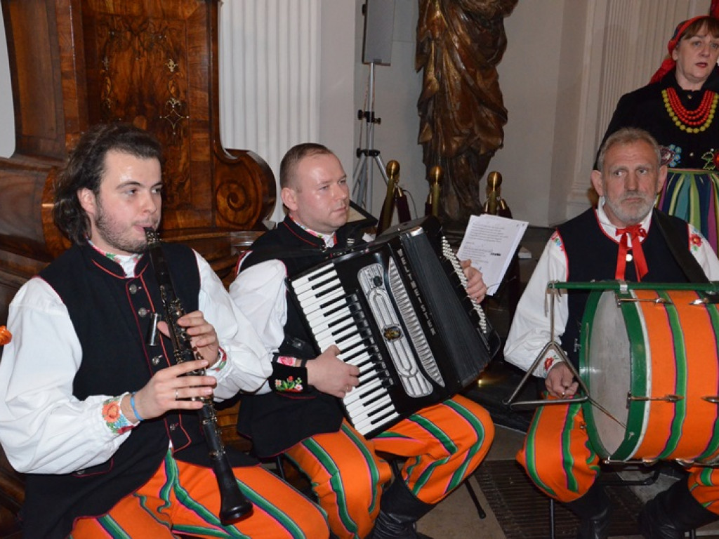 Ksinzoki zaśpiewały patriotycznie, po łowicku