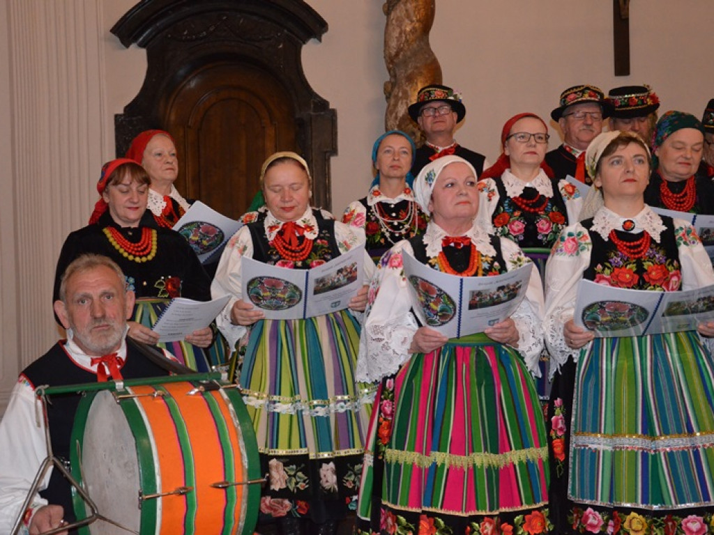Ksinzoki zaśpiewały patriotycznie, po łowicku