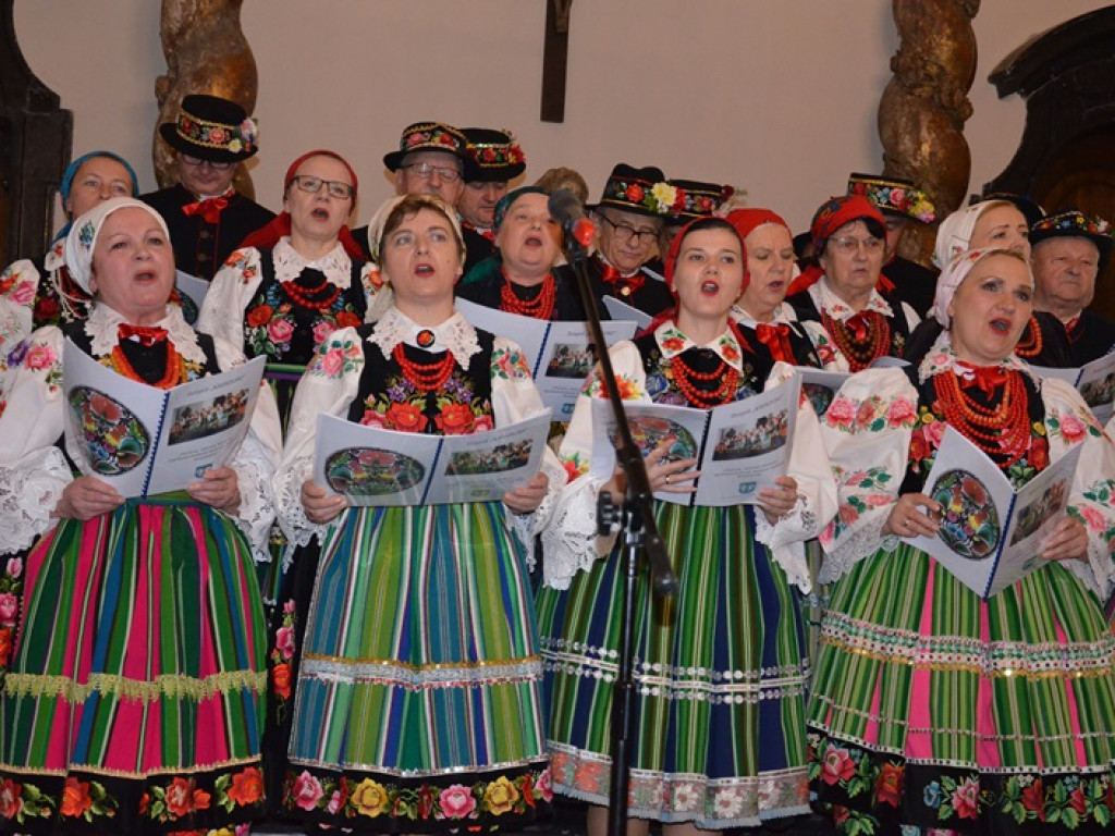 Ksinzoki zaśpiewały patriotycznie, po łowicku