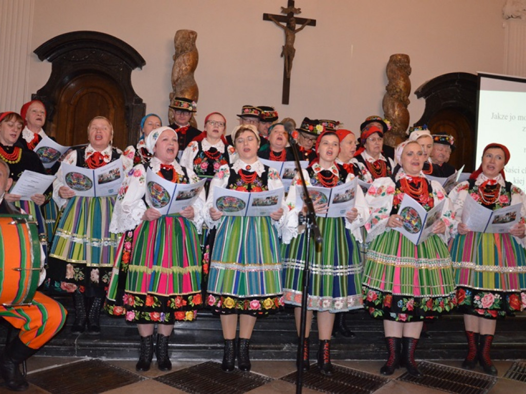 Ksinzoki zaśpiewały patriotycznie, po łowicku