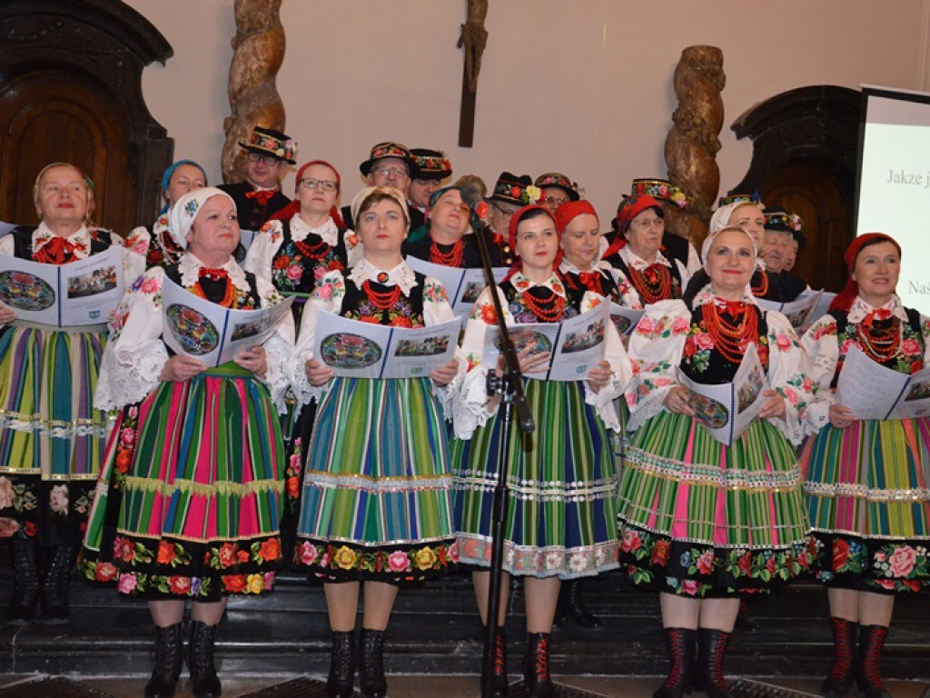Ksinzoki zaśpiewały patriotycznie, po łowicku