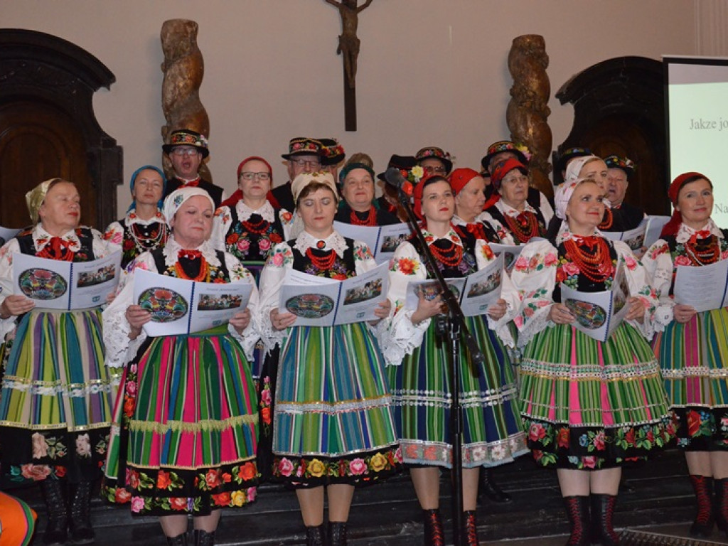 Ksinzoki zaśpiewały patriotycznie, po łowicku
