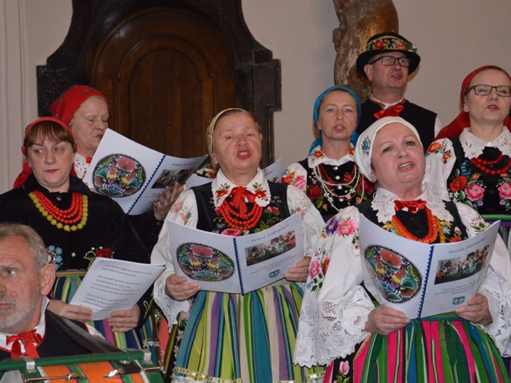 Ksinzoki zaśpiewały patriotycznie, po łowicku