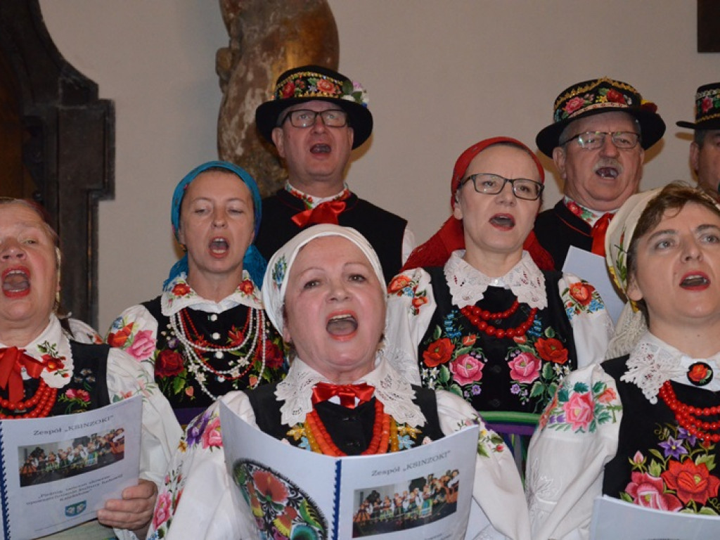 Ksinzoki zaśpiewały patriotycznie, po łowicku