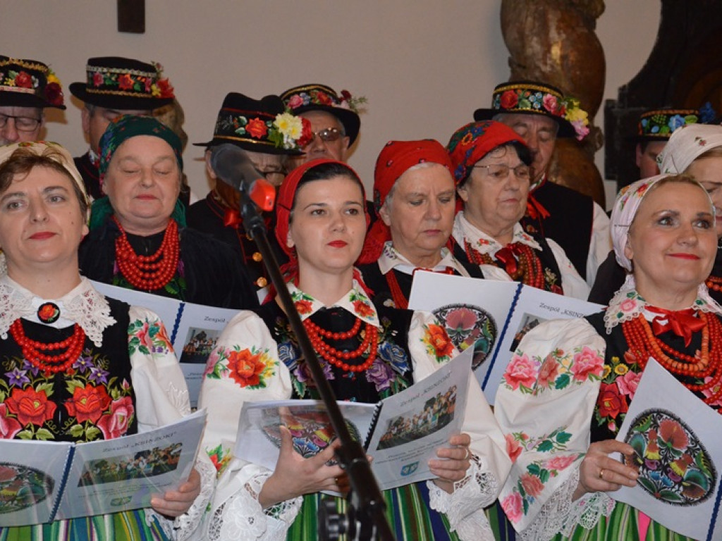 Ksinzoki zaśpiewały patriotycznie, po łowicku