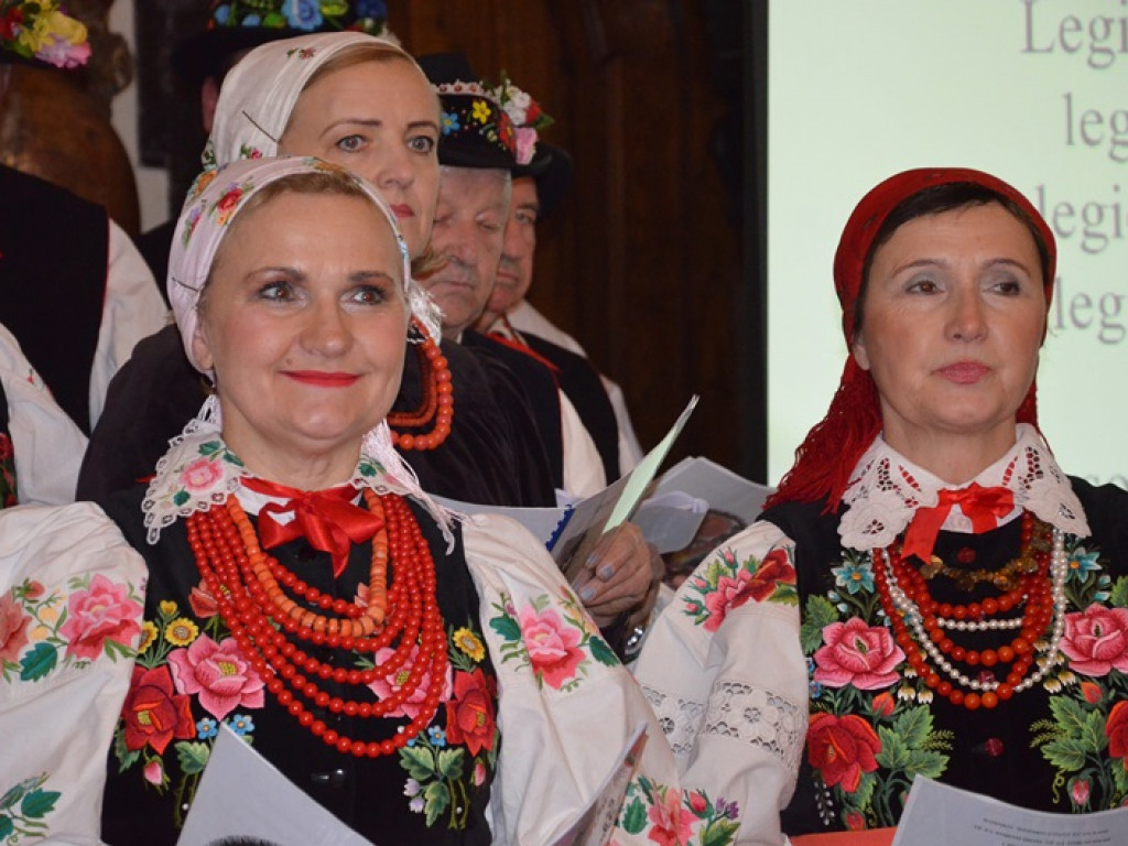 Ksinzoki zaśpiewały patriotycznie, po łowicku