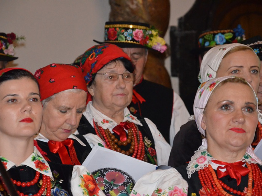 Ksinzoki zaśpiewały patriotycznie, po łowicku