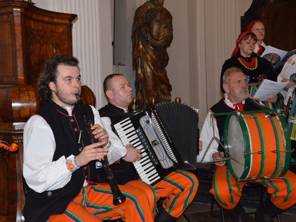Ksinzoki zaśpiewały patriotycznie, po łowicku