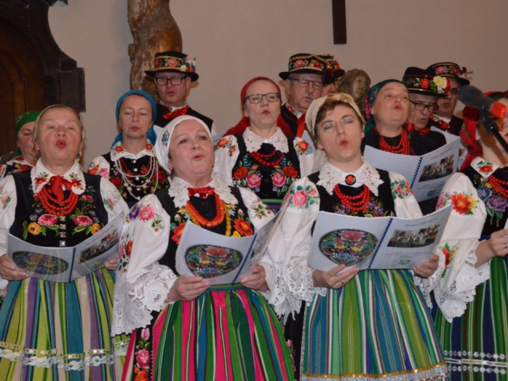 Ksinzoki zaśpiewały patriotycznie, po łowicku