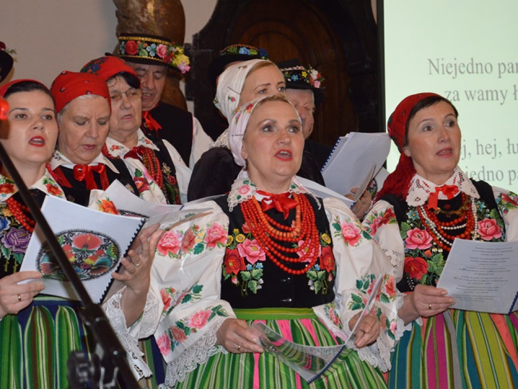Ksinzoki zaśpiewały patriotycznie, po łowicku