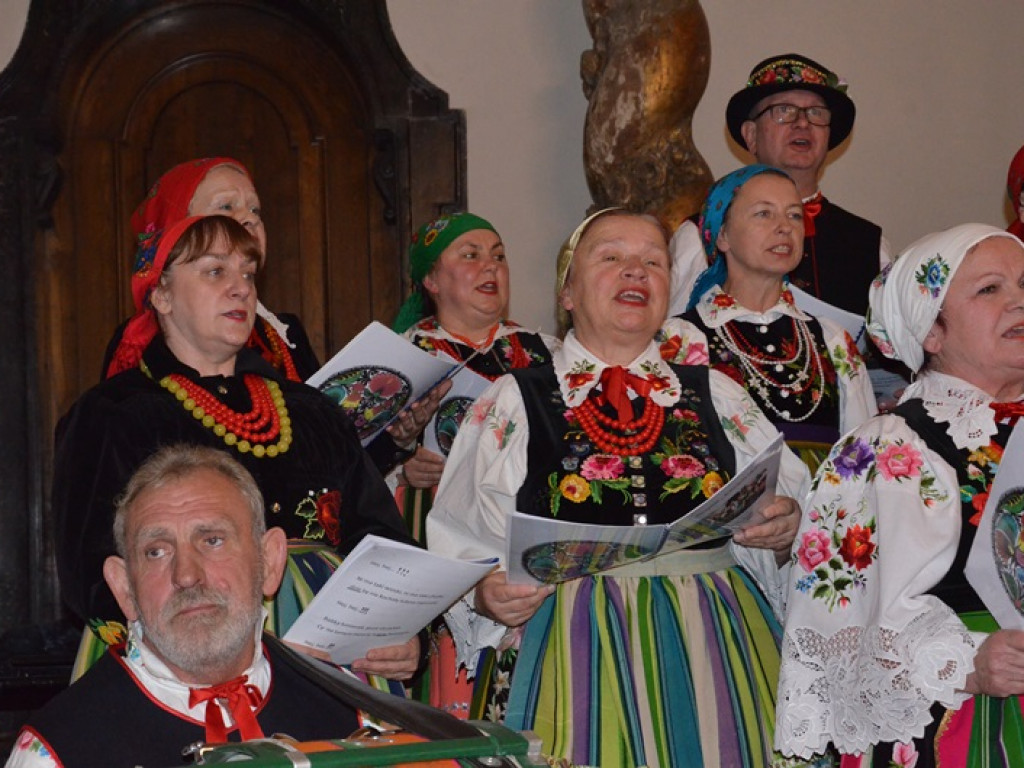 Ksinzoki zaśpiewały patriotycznie, po łowicku