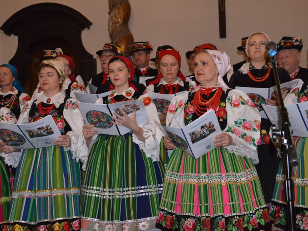 Ksinzoki zaśpiewały patriotycznie, po łowicku