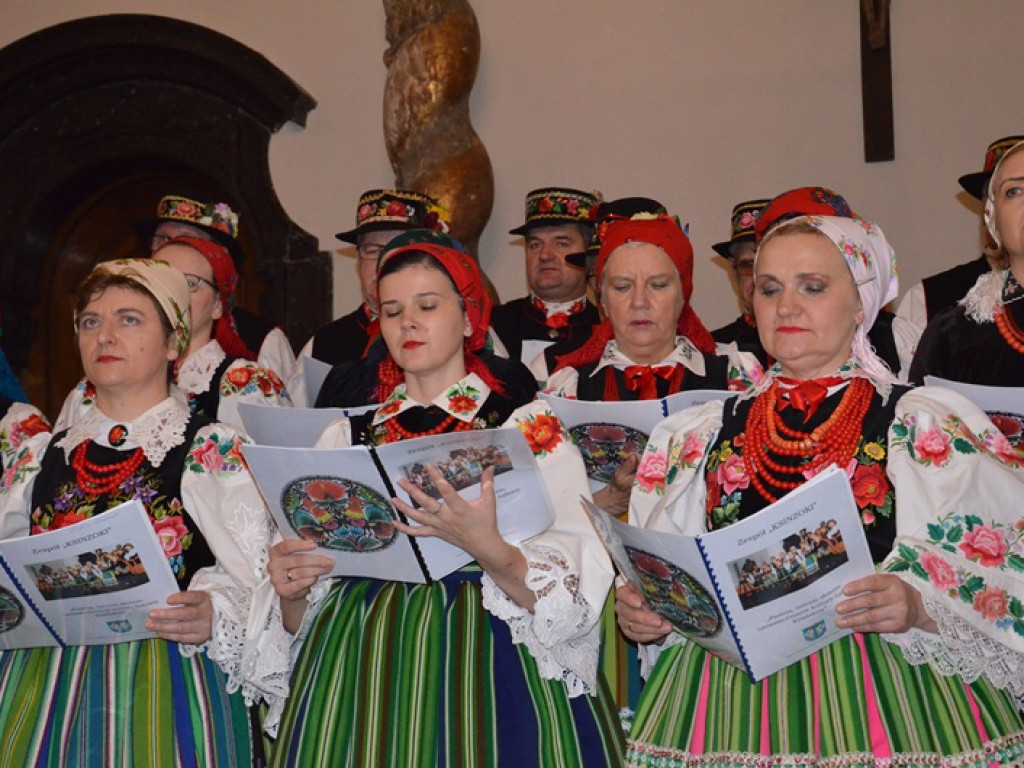 Ksinzoki zaśpiewały patriotycznie, po łowicku