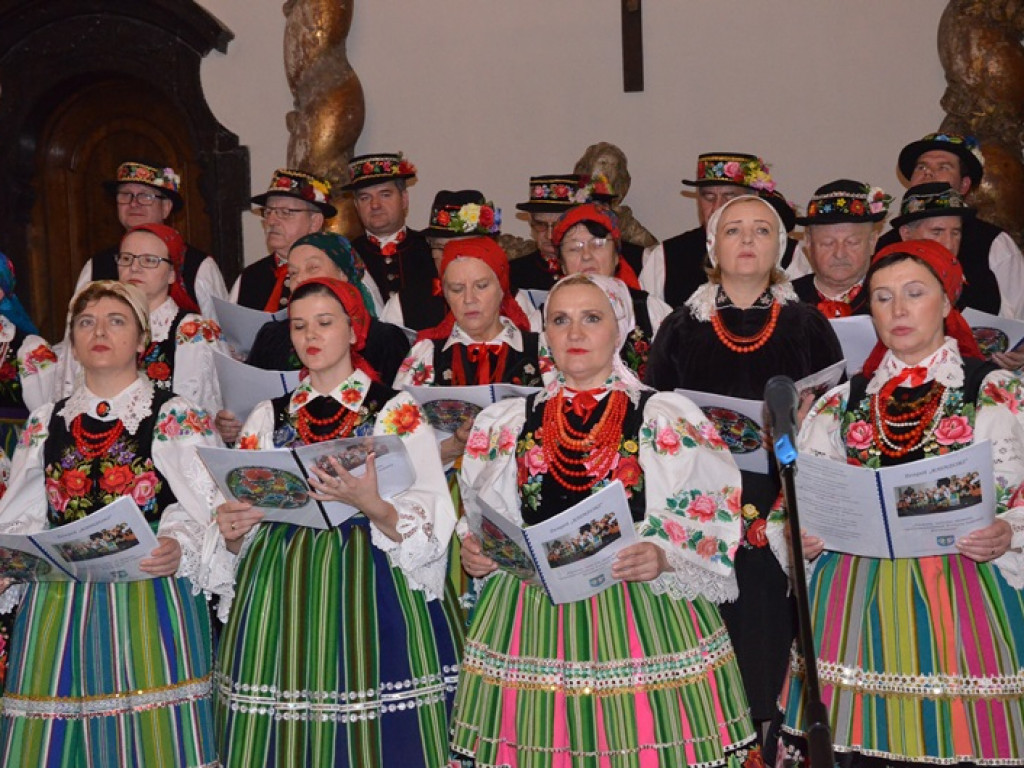 Ksinzoki zaśpiewały patriotycznie, po łowicku