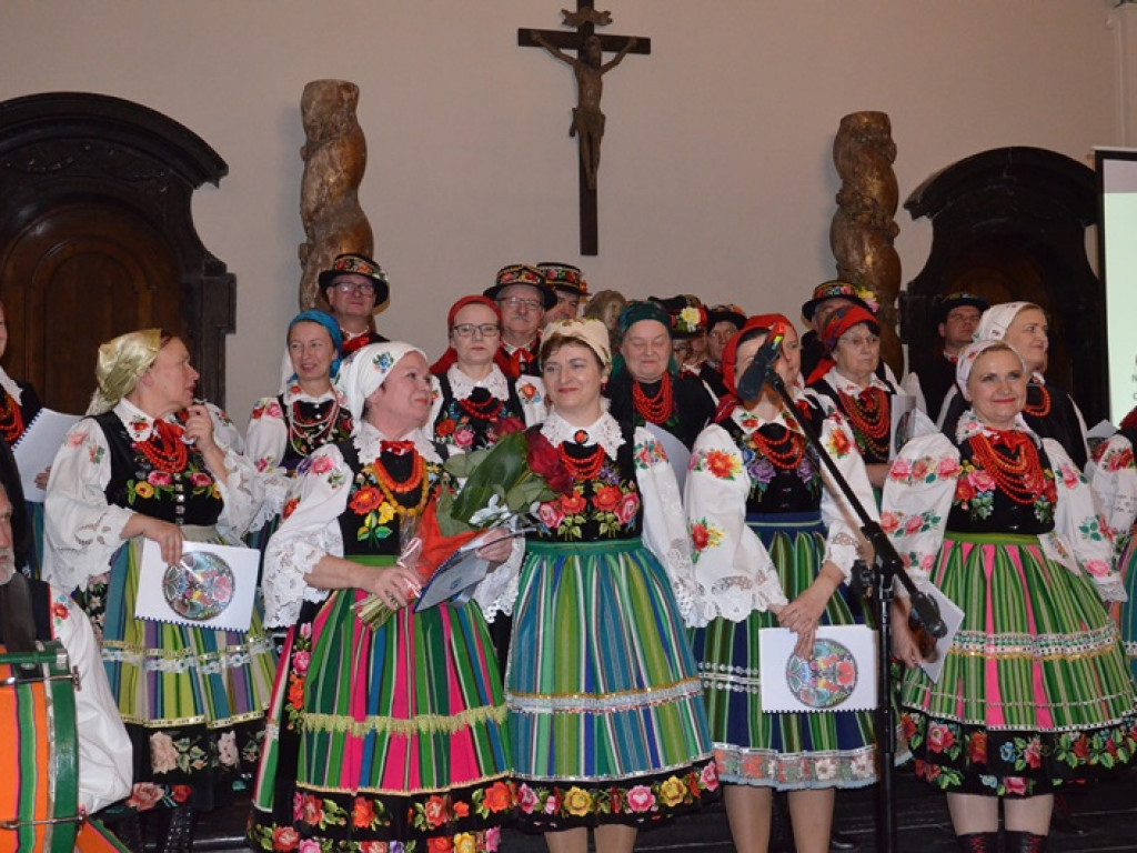 Ksinzoki zaśpiewały patriotycznie, po łowicku