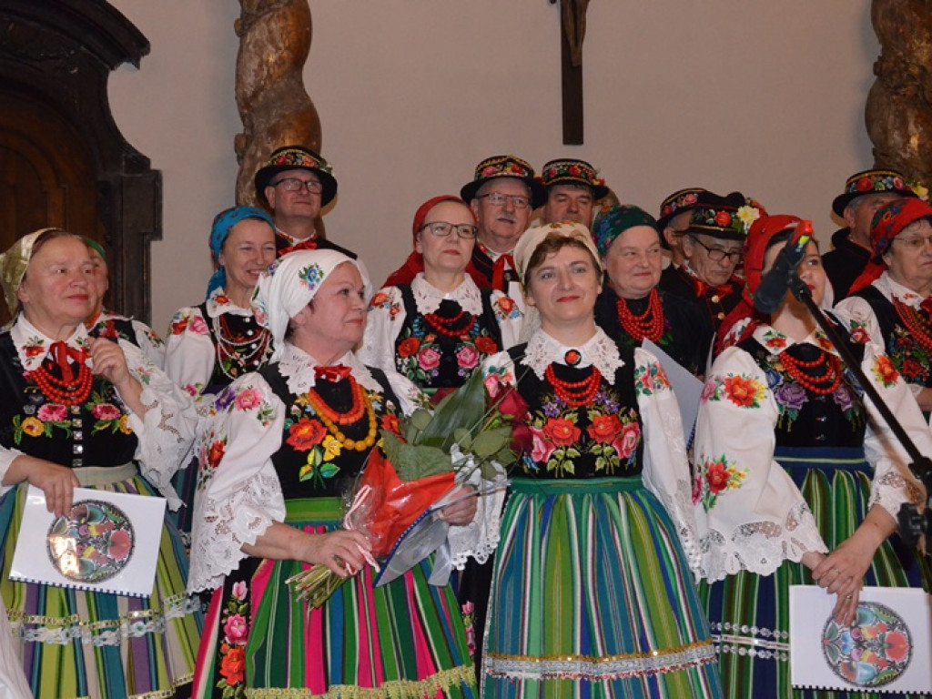 Ksinzoki zaśpiewały patriotycznie, po łowicku