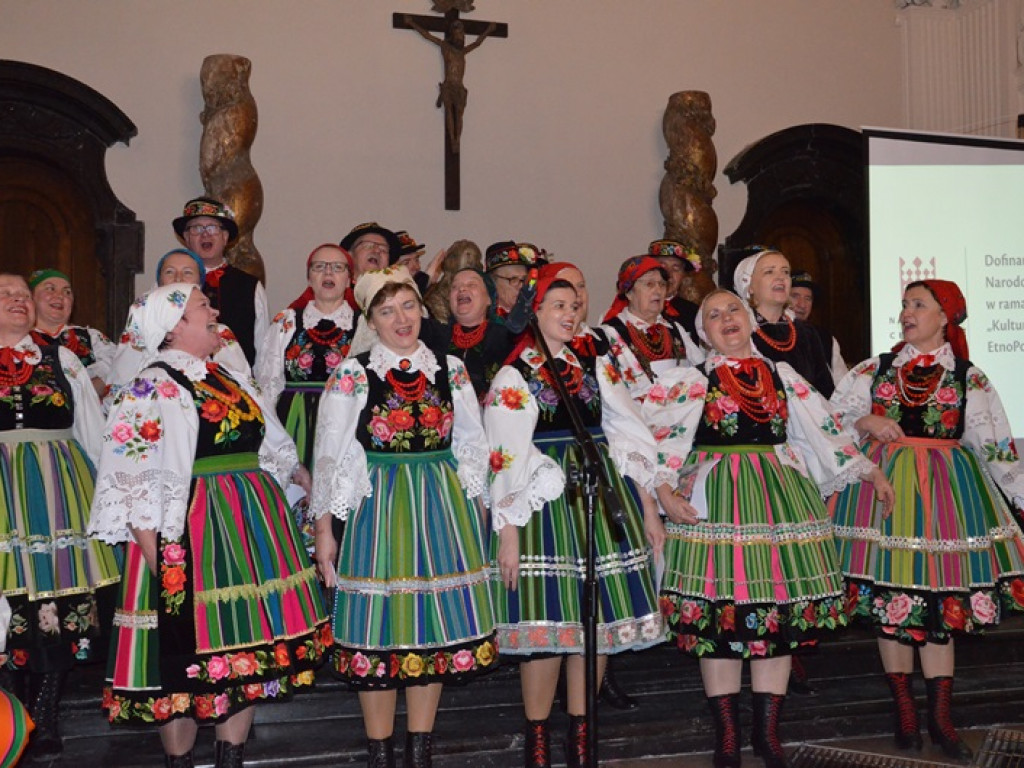 Ksinzoki zaśpiewały patriotycznie, po łowicku
