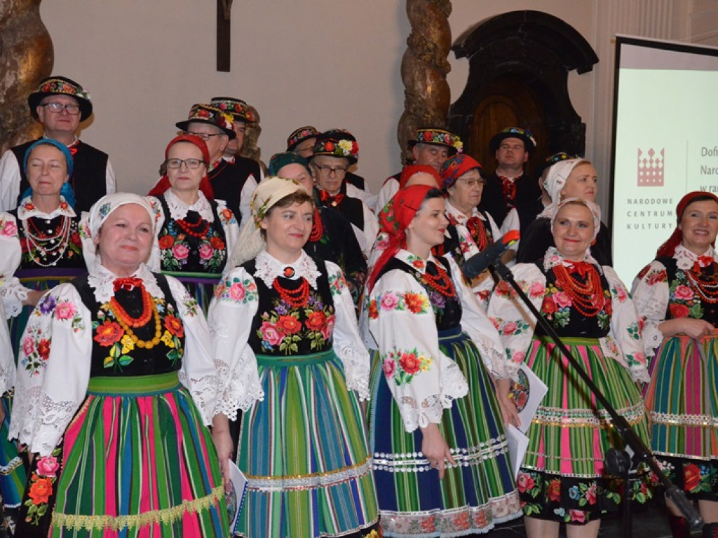 Ksinzoki zaśpiewały patriotycznie, po łowicku