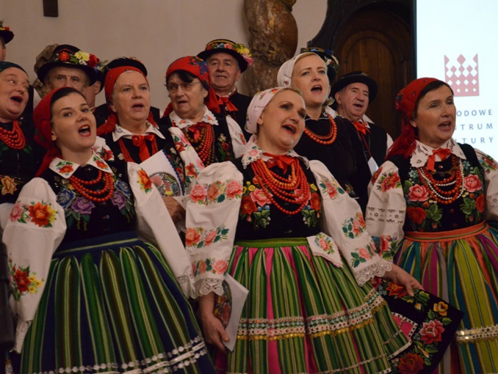 Ksinzoki zaśpiewały patriotycznie, po łowicku
