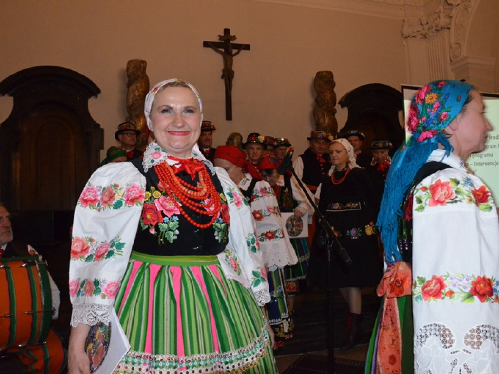 Ksinzoki zaśpiewały patriotycznie, po łowicku