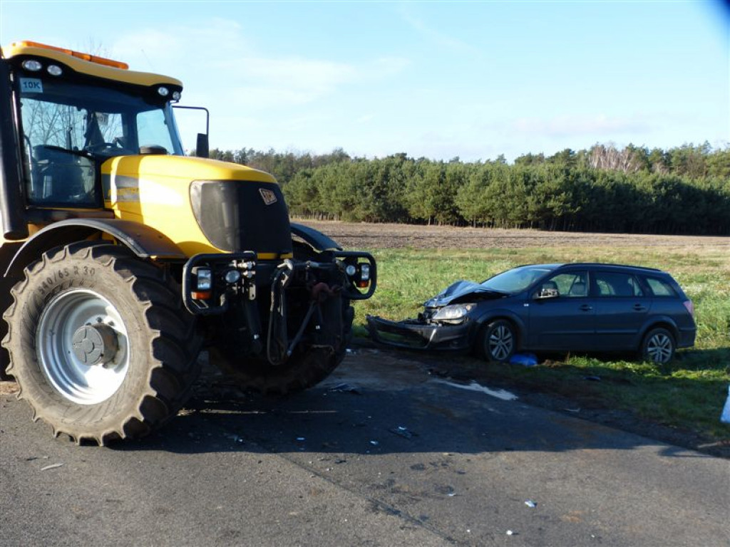 Opel zderzył się z ciągnikiem