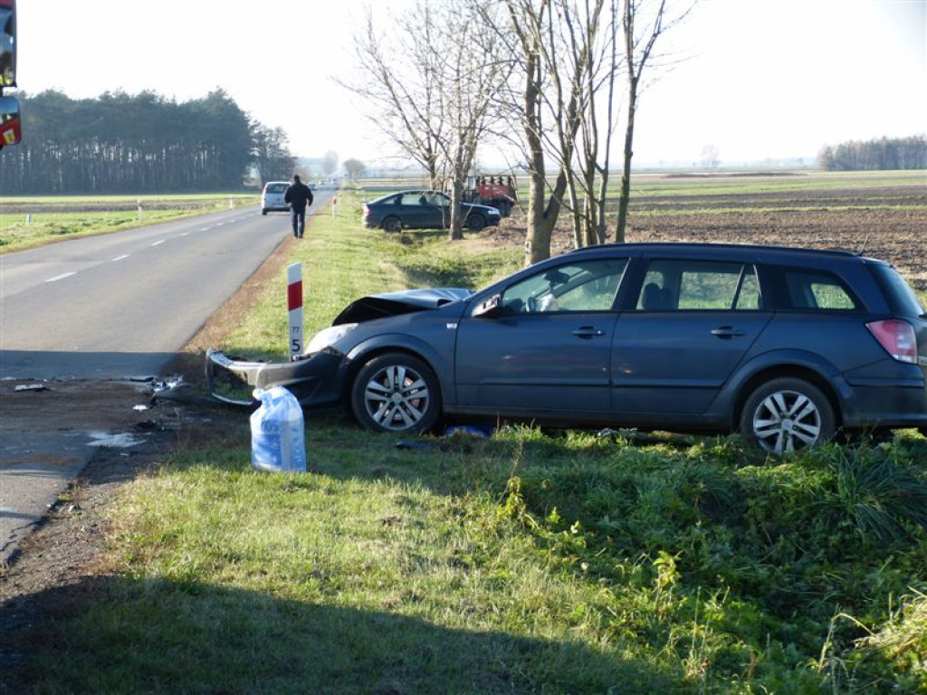 Opel zderzył się z ciągnikiem