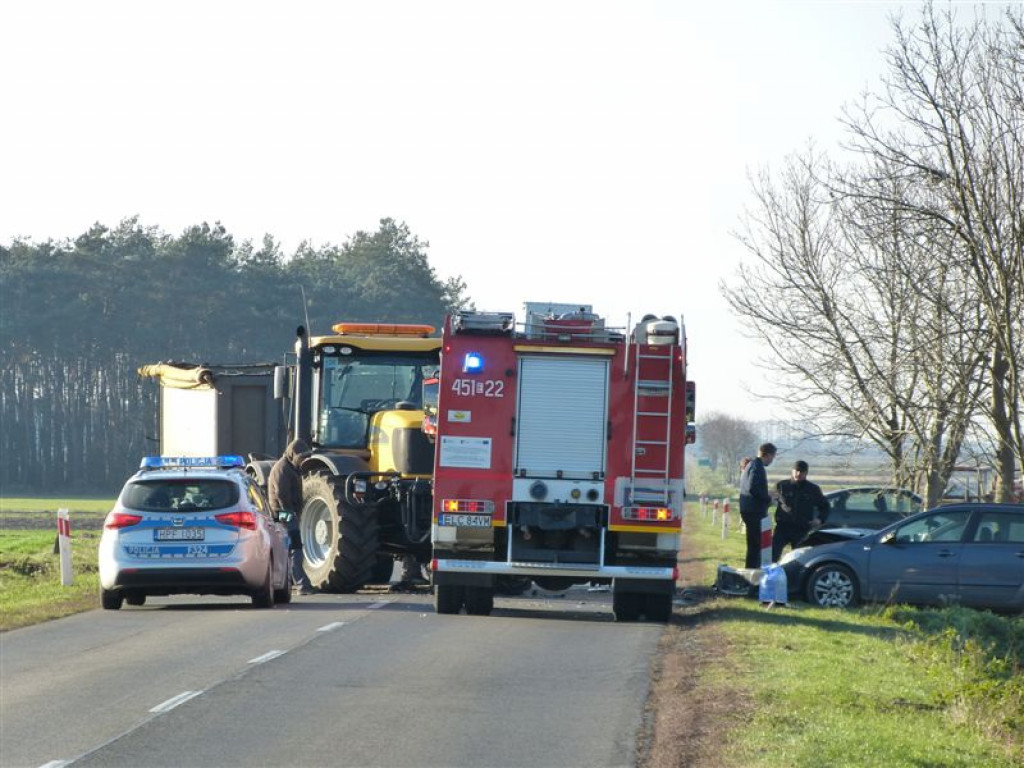 Opel zderzył się z ciągnikiem