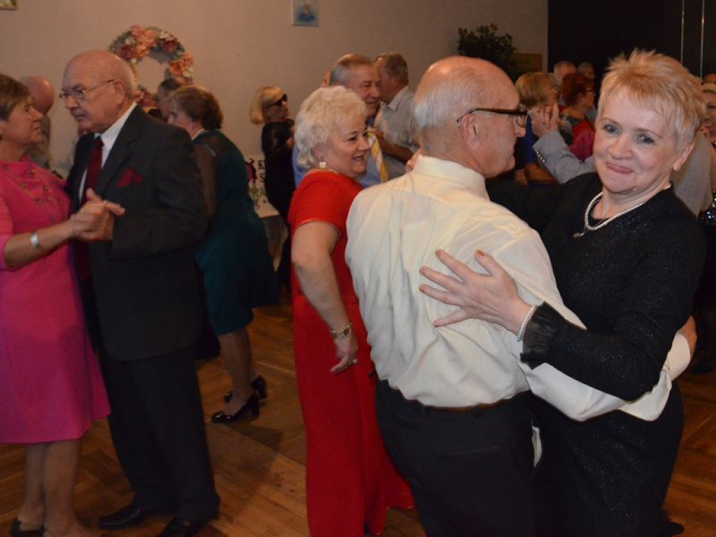 Seniorzy bawią się na Andrzejkach
