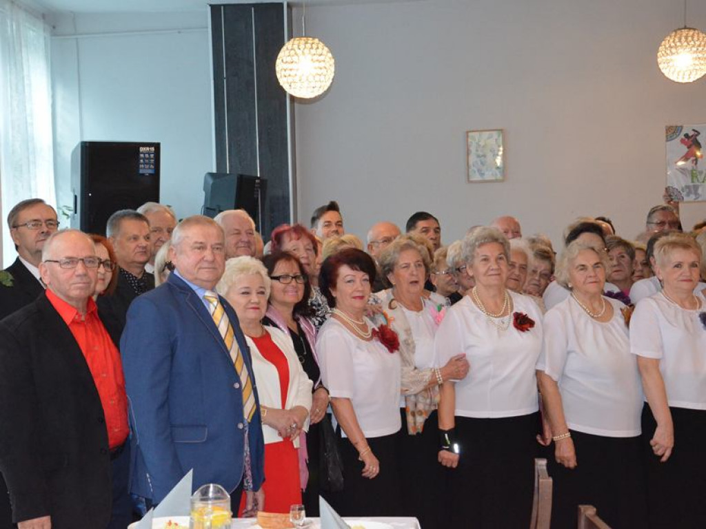 Seniorzy bawią się na Andrzejkach