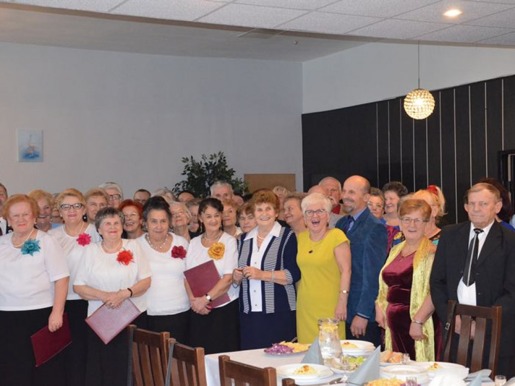 Seniorzy bawią się na Andrzejkach
