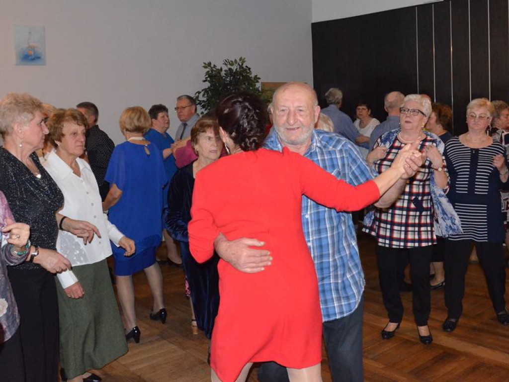 Seniorzy bawią się na Andrzejkach