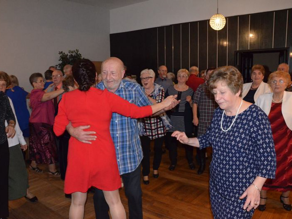 Seniorzy bawią się na Andrzejkach