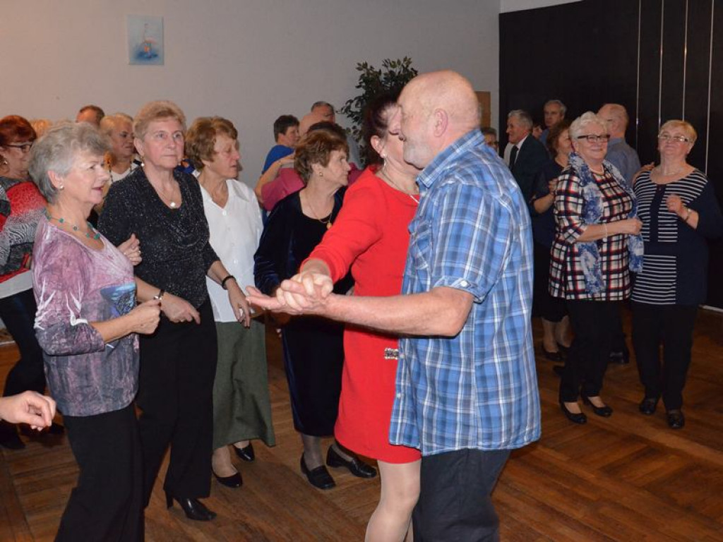 Seniorzy bawią się na Andrzejkach