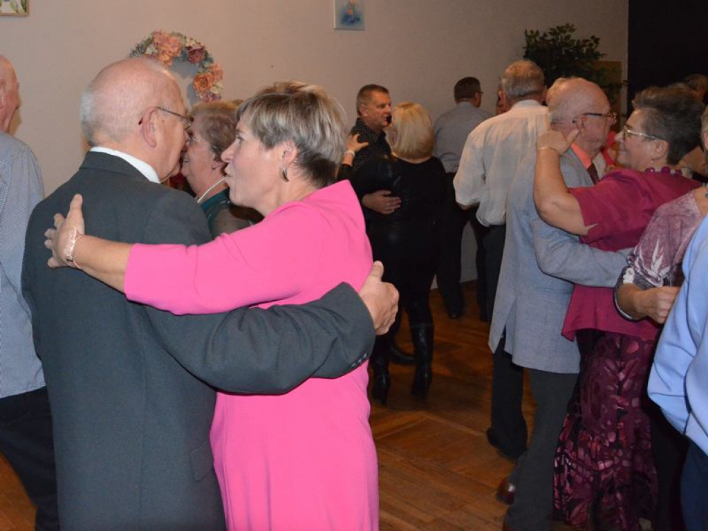 Seniorzy bawią się na Andrzejkach