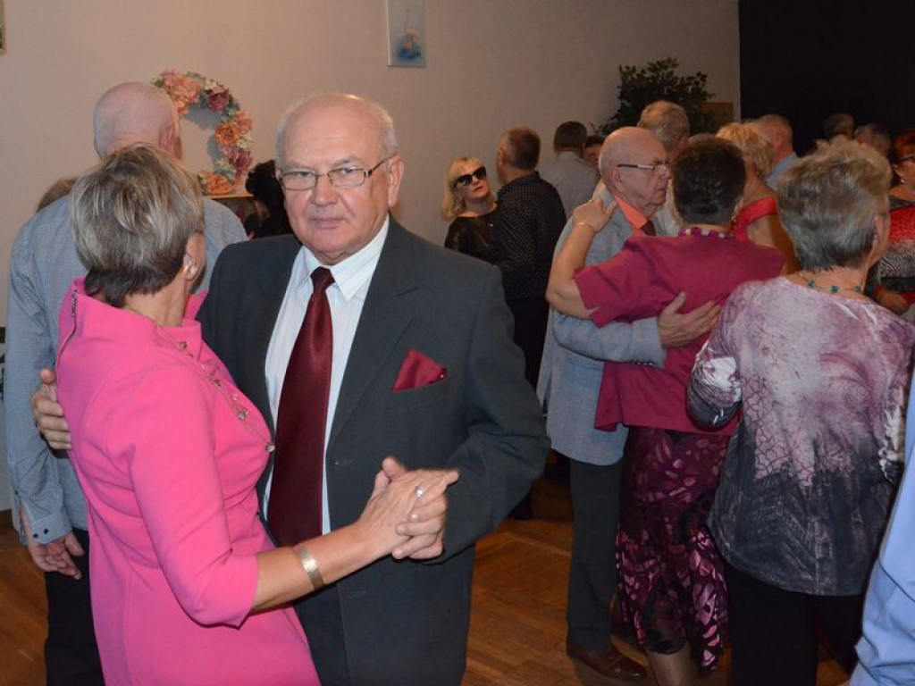 Seniorzy bawią się na Andrzejkach