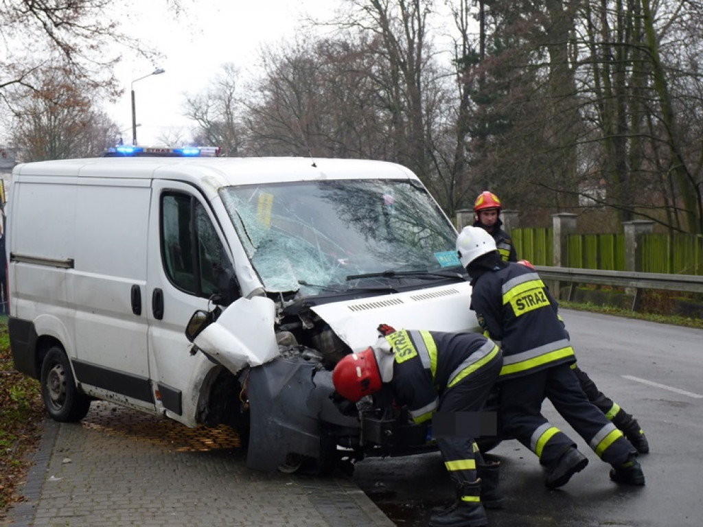 Bus uderzył w latarnię w Nieborowie