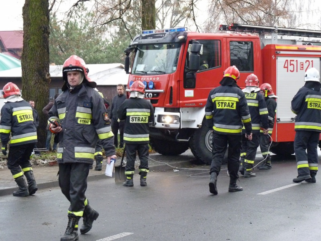 Bus uderzył w latarnię w Nieborowie